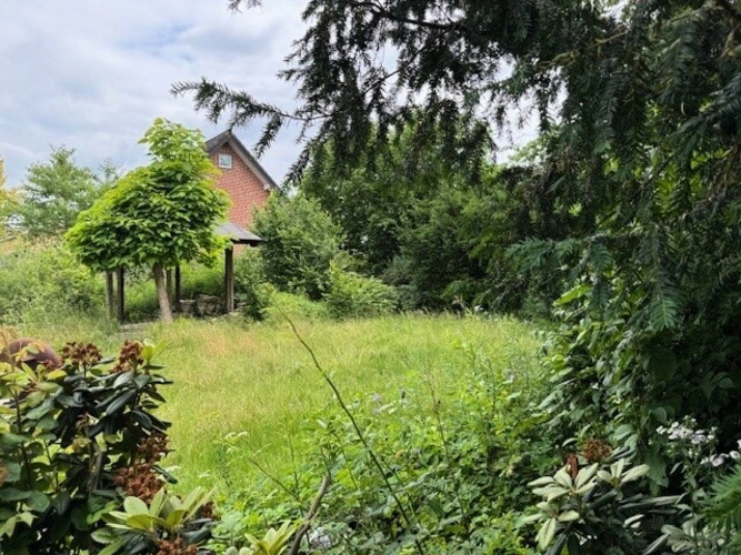 Eingewachsenes Grundstück zu den Nachbarn