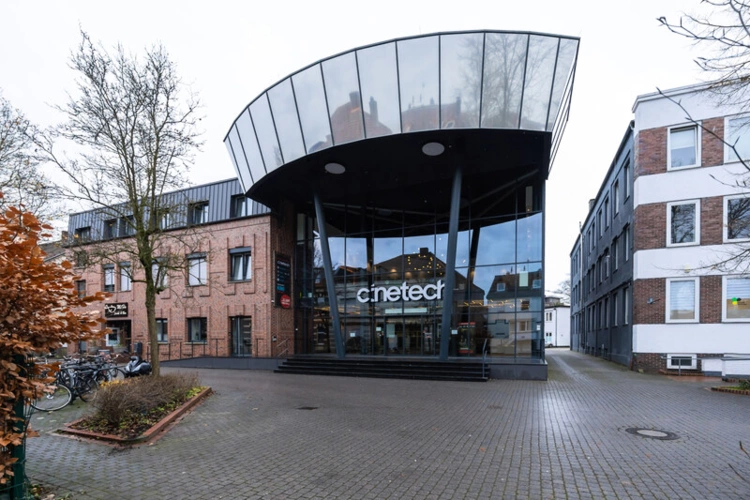 Frontansicht Restaurant/Wohnungen
