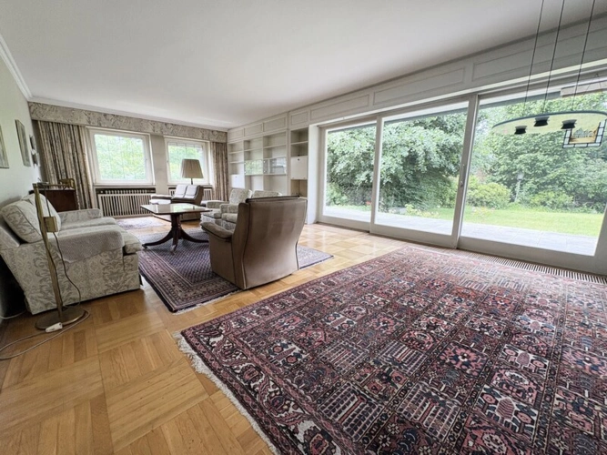 Wohnzimmer mit Blick in den Garten