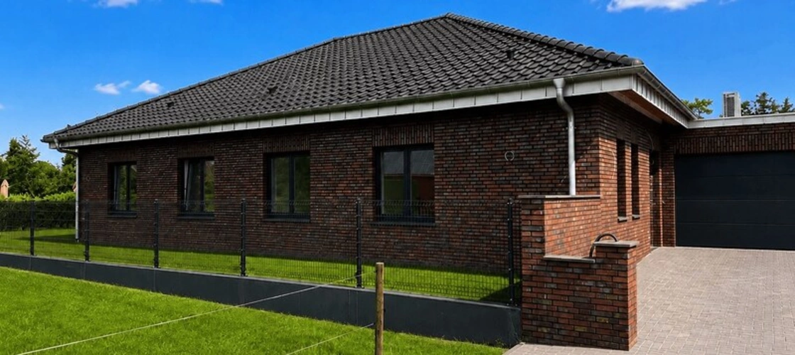 Vorderansicht mit Garage