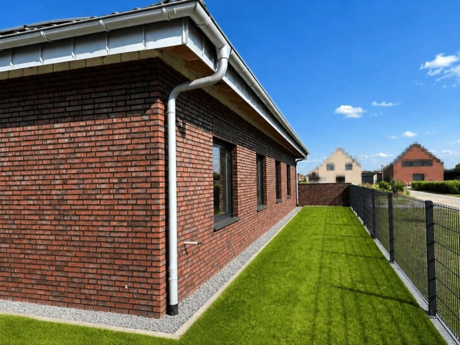 Seitenansicht zur Straße