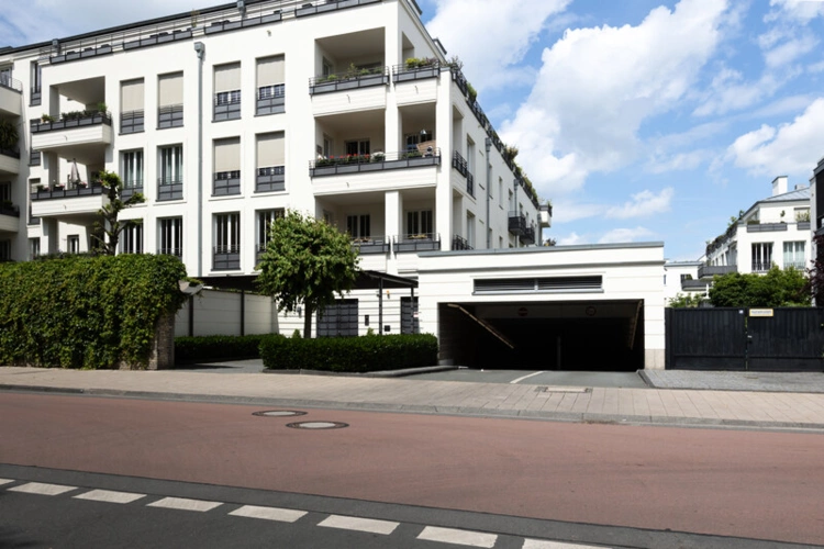 Die geräumige Tiefgarage
