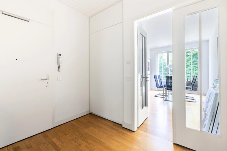 Der großzügig offen gestaltete Wohnraum mit dem Loungebereich...