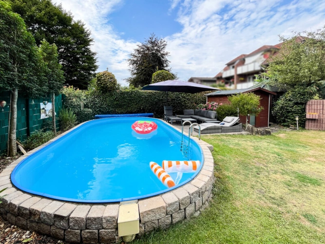 Garten mit Pool
