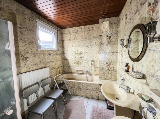 Bad mit Dusche, Badewanne und WC