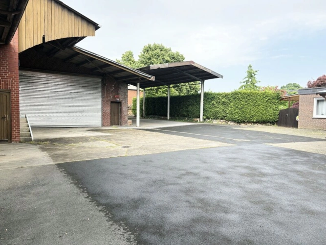 Hof mit Nebengebäuden