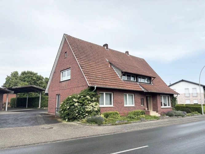 Seitenansicht mit Hofeinfahrt