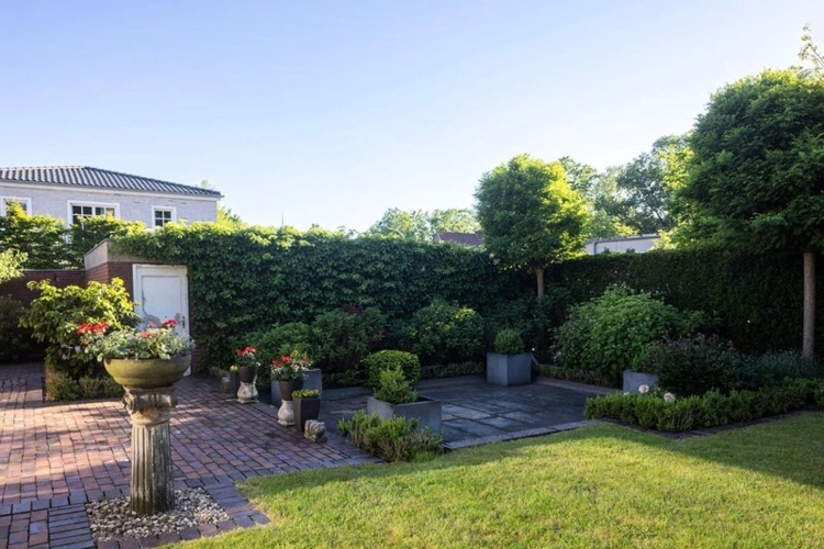 Die schöne Gartenanlage