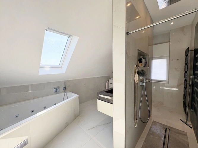 Bad mit Regen-Dusche und Wanne