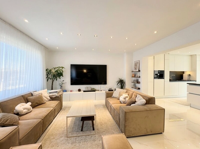 Wohnzimmer mit Blick in die Küche