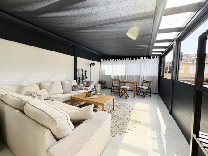 Große geschlossene Dachterrasse