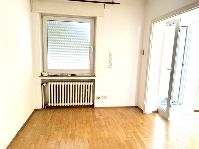 Esszimmer mit Blick zum Wohnraum und Kachelofen