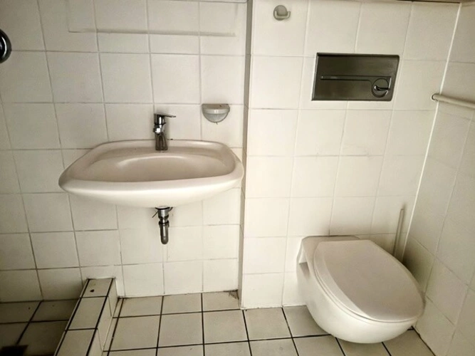 Das zweite Bad im Keller, passend zur Sauna und zum Gästezimmer