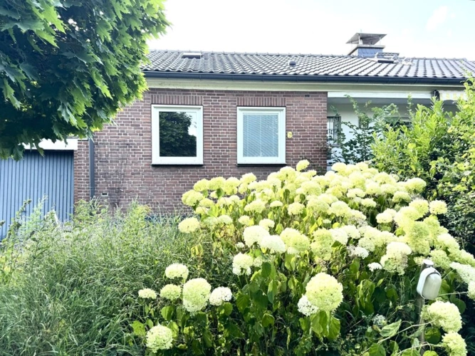 Der schöne Vorgarten mit Garagenanbau