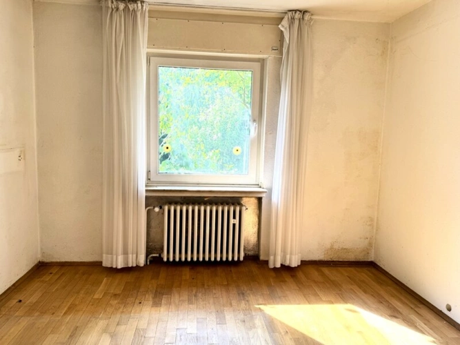 Das Schlafzimmer mit Blick in den Garten
