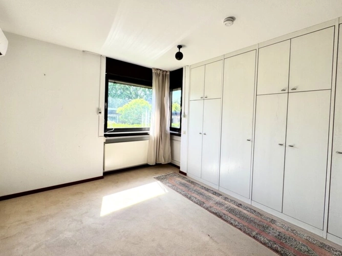 Schlafzimmer mit Einbauschränken - Klimageräte vorhanden