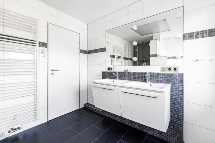 Badezimmer Obergeschoss Vorderhaus (2)