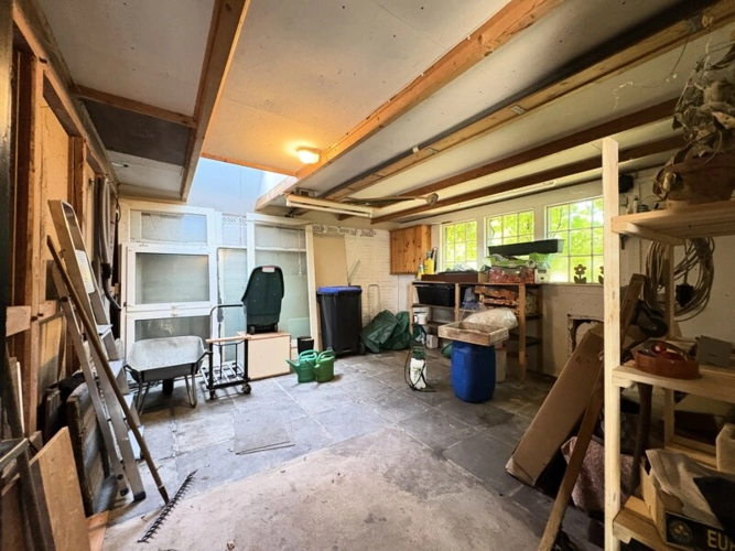 Abstellraum neben Garage