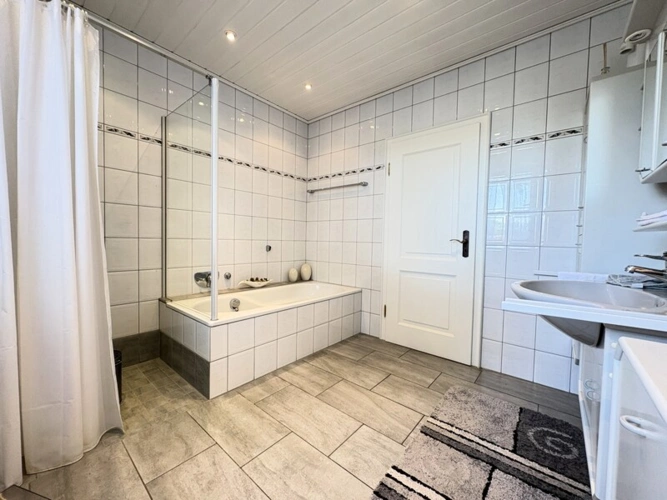 Bad mit Dusche u Wanne EG