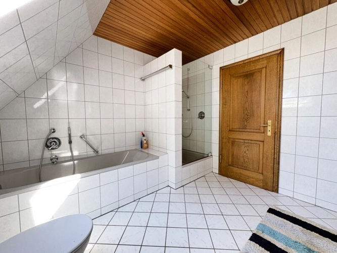 Bad OG mit Dusche u Wanne