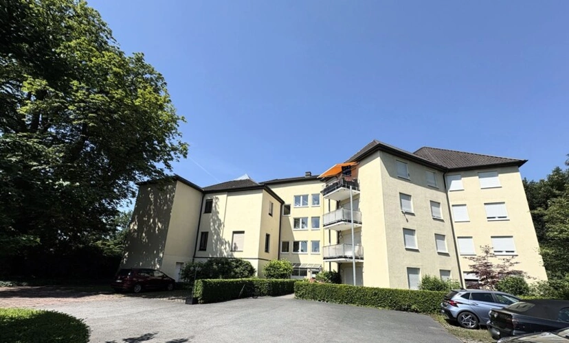 Hausansicht mit Parkplatz