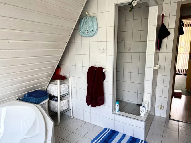 mit großer Dusche