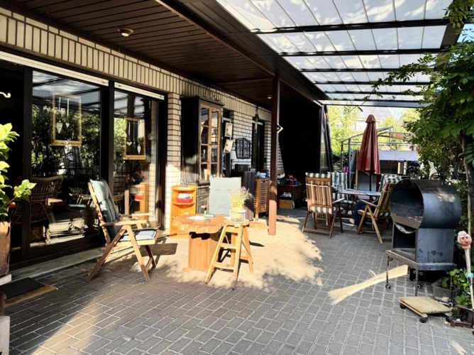 Die geräumige überdachte Terrasse