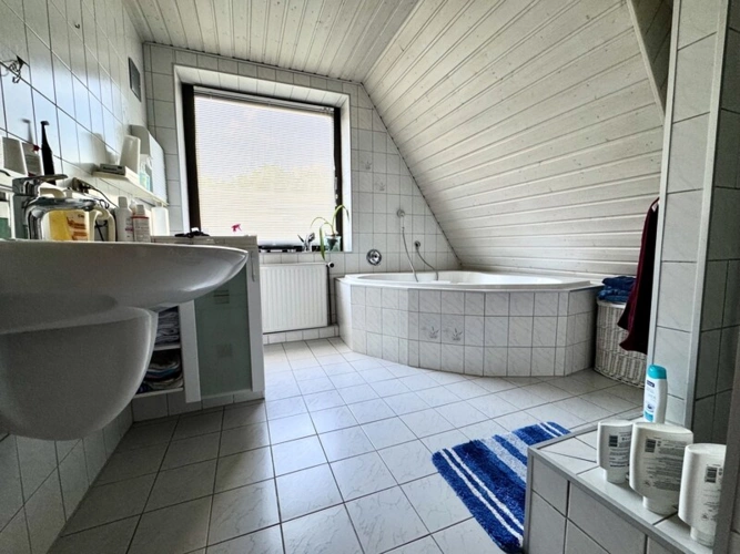 Das Badezimmer im Obergeschoss