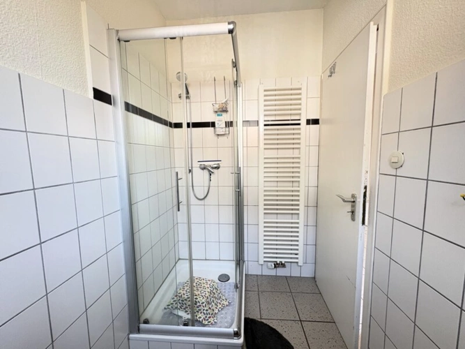 Gäste-WC mit Dusche