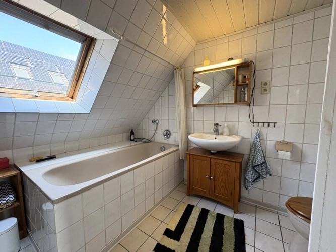 Bad mit Wanne im OG