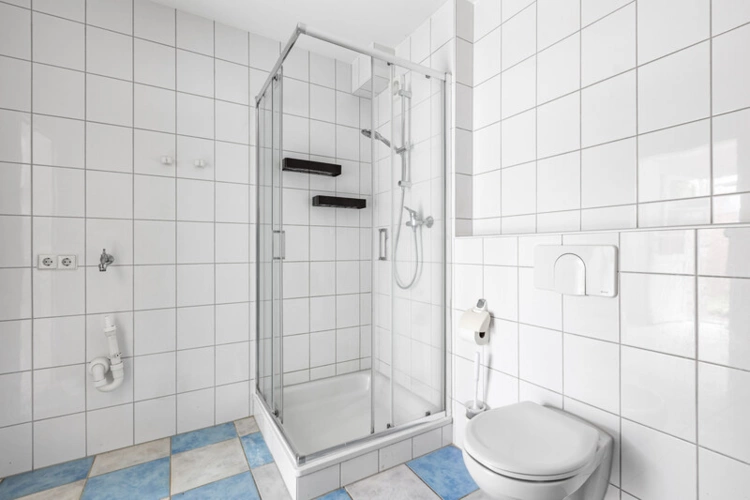 Das großzügige Schlafzimmer mit neu verlegtem Teppichboden