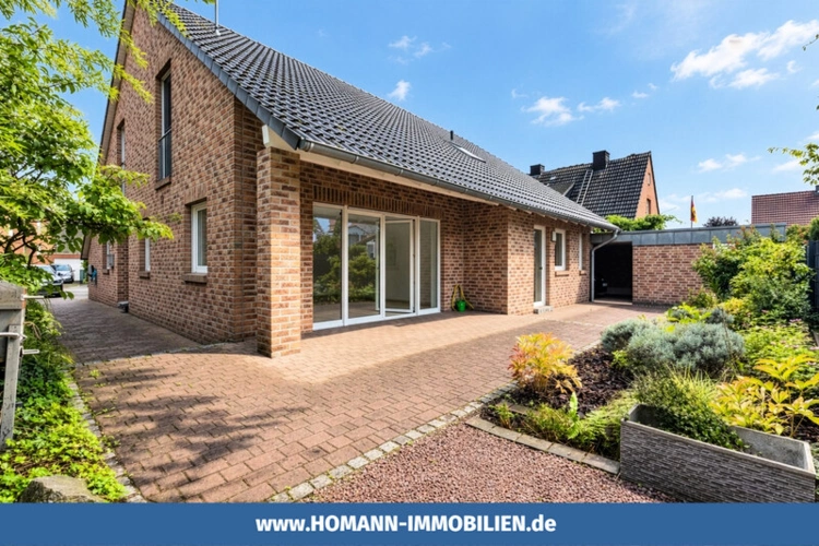 Der großzügige Eingangsbereich mit Blick zum Wohn- und Esszimmer