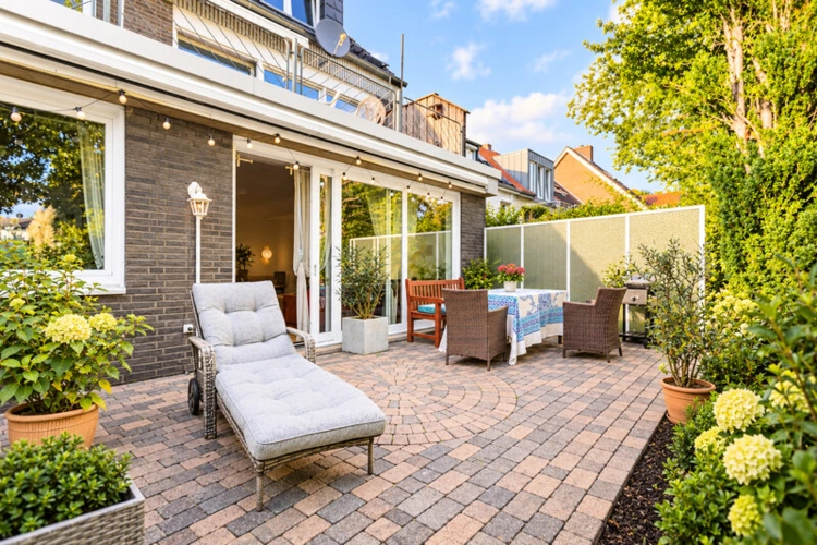 Großzügige Terrasse mit Blick ins Grüne