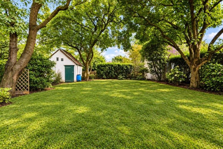 Weitläufiger, geschützter Gartenbereich