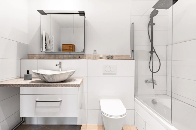 Modernes Badezimmer im 1. OG