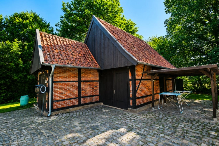 Nebengebäude: Carport-Sauna