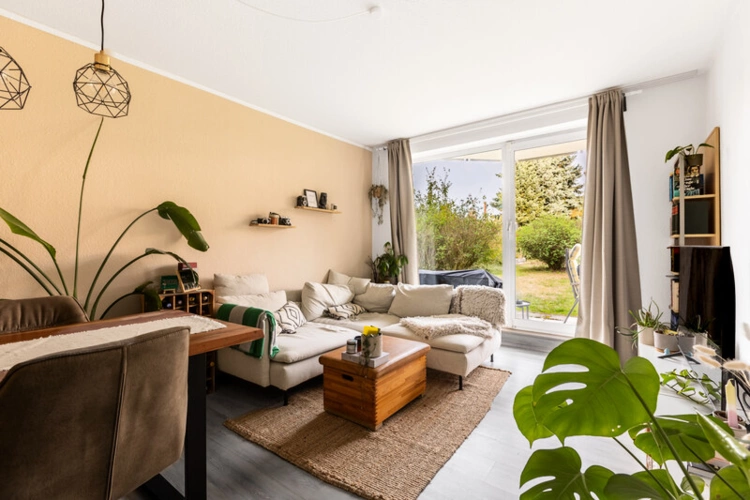...mit schönster Aussicht zur Terrasse und in das weitläufige Grün