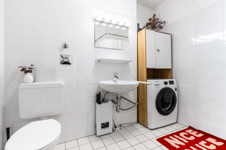 Das Badezimmer mit Waschmaschinenanschluss