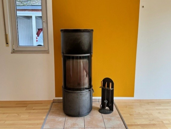 Der Ess-Platz mit Blick zur Küche und in den Garten
