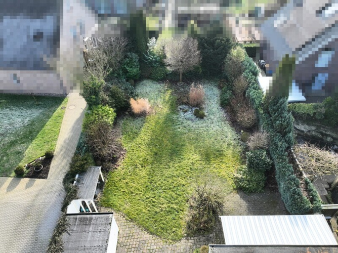 Blick von der großen Terrasse in den Garten
