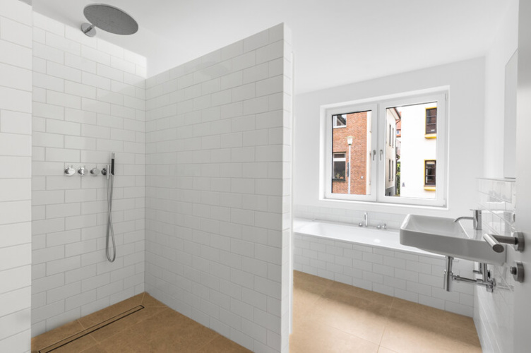 ...mit Dusche und Badewanne