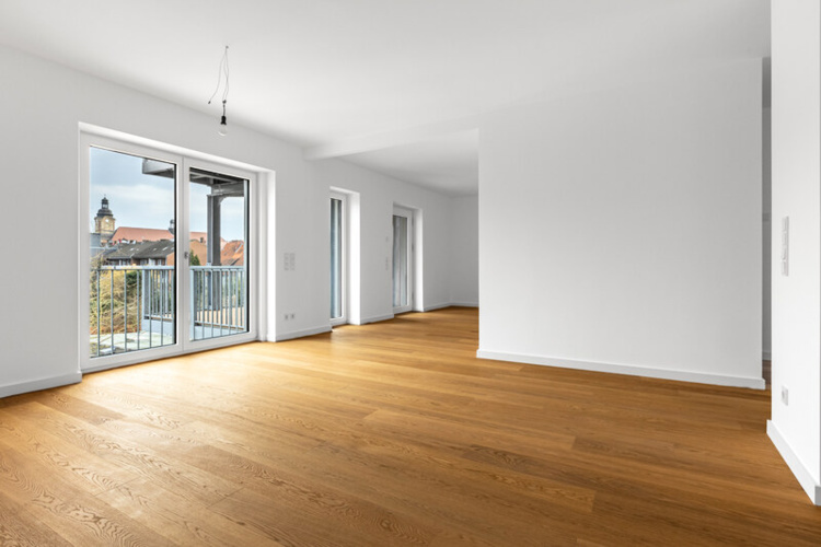 Der Wohnbereich mit Blick zum Eingangsbereich