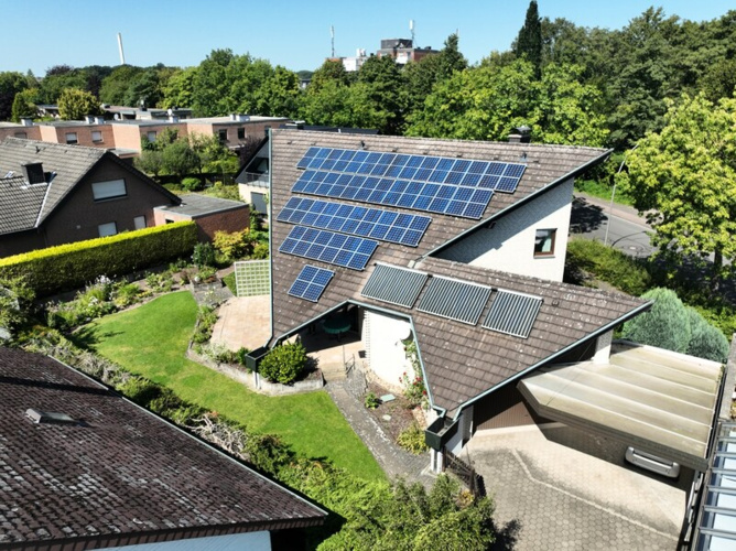 Das Haus mit Doppelgarage, Carport, PV und Solarthermie
