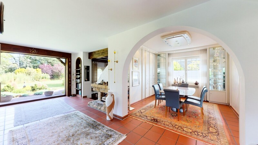 Blick auf das Esszimmer und in den Garten