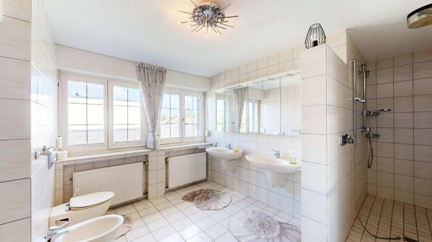 Badezimmer im Obergeschoss