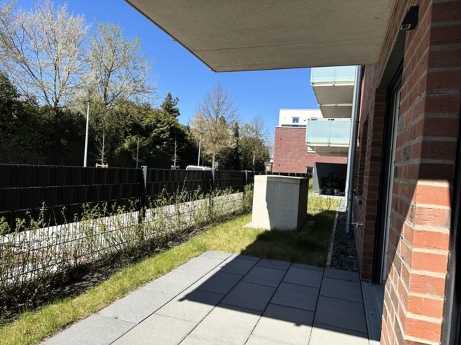 Terrasse mit kleiner Gartenfläche