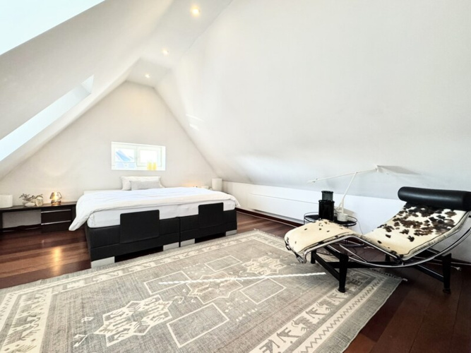 Schlafzimmer zum Bad angrenzend