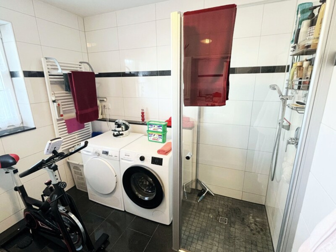mit Dusche + Anschlüsse für Waschmaschine und Trockner
