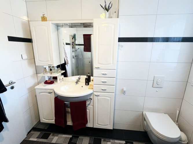 Helles Badezimmer