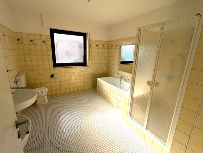 Grosses Bad mit zwei Waschtischen und Badewanne im Obergeschoss